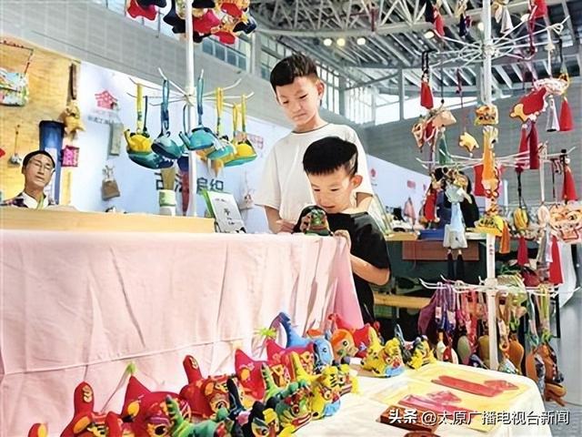 太原：市民周末逛展 尽享文博盛宴