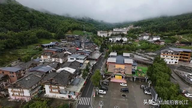 四川夹在峡谷中的县城，最窄处仅百米，藏着两个世界级“国宝”！