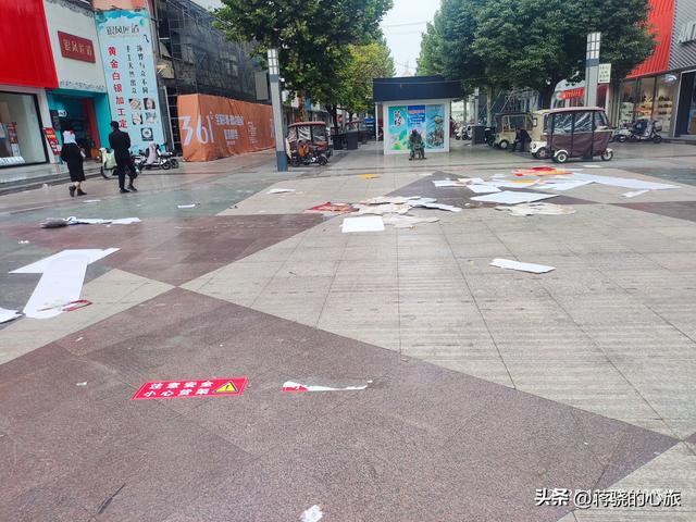 滕州步行街一角，全是垃圾，怎么没人清理？