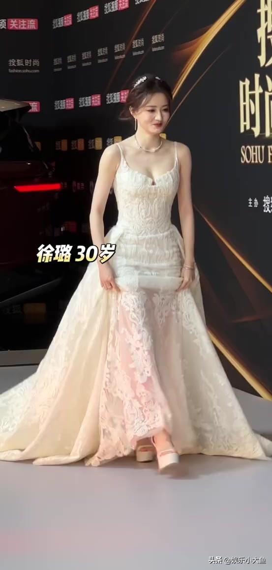 徐璐出席搜狐时尚盛典，穿吊带蕾丝裙勾勒出曼妙身姿，灵动又漂亮