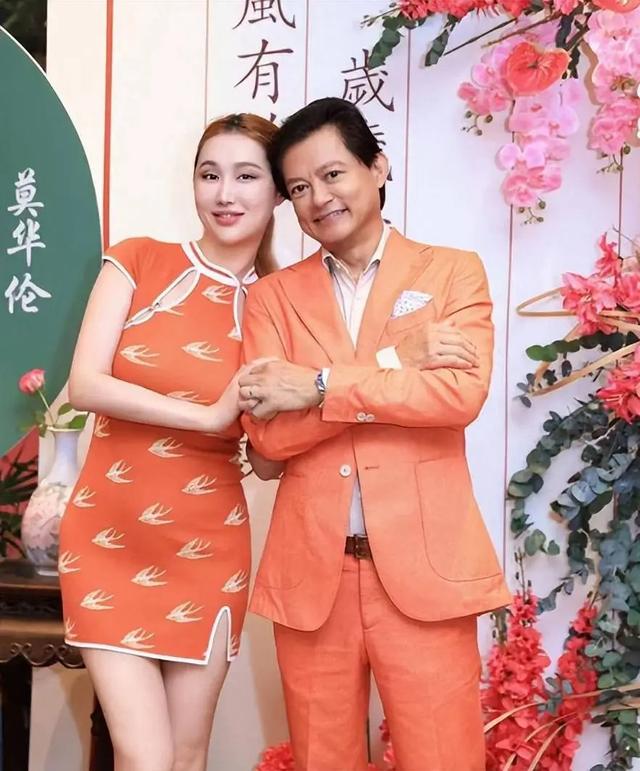 她是央视认证的大歌唱家，嫁大30岁二婚老头，如今周游世界很幸福