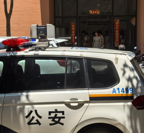 湖南电视台记者被打后续：摄像机被砸，打人者态度嚣张，背景被扒