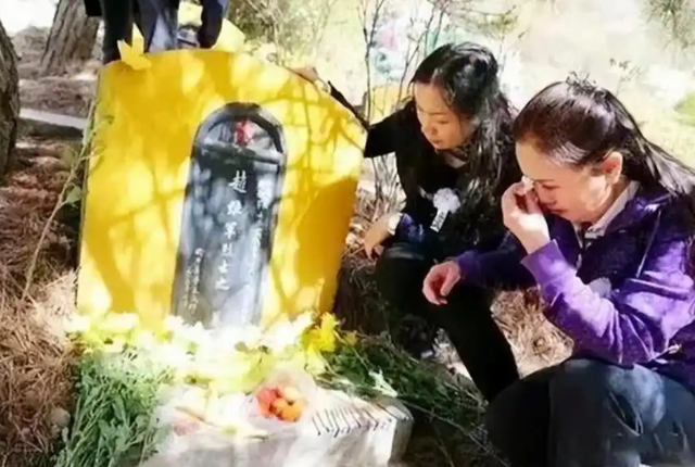 86年老山战场，亲吻临终士兵的女战士张茹，29年后去他墓前探望