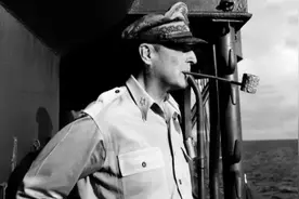 回顾：麦克阿瑟在日本生活有多爽？日本女神作陪，天皇像他儿子图片