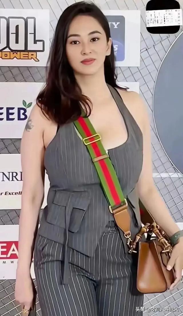 美杜莎太绝了！大体格穿灰色条纹连体裤，五官大气美到挪不开眼