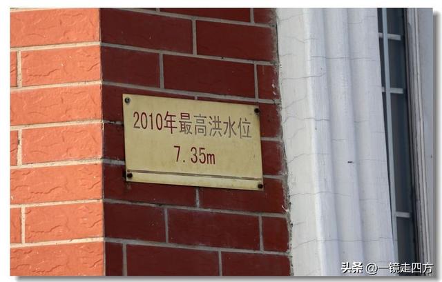 漫步丹东鸭绿江畔，可以隔江望见对岸的朝鲜