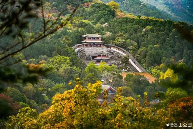 现在，香山“秋日皮肤”已加载85%！来查收