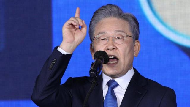 满头白发的尹锡悦	，听到被判死刑通知，当场微笑后立即东张西望