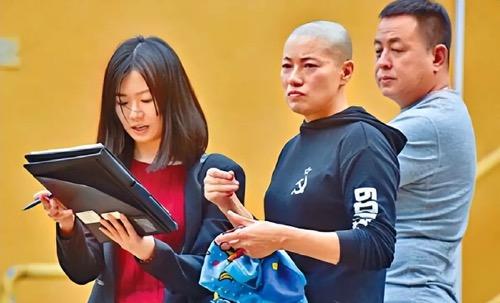 比释永信更奢靡“尼姑”：穿黑丝上班，戴假发蹦迪，住4000万别墅