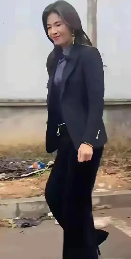 没滤镜47岁刘涛长啥样？路人偶遇照曝光，网友：和网上夸的不一样