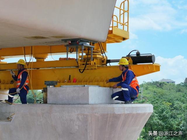715吨箱梁高温中精准落定！衢丽铁路二期首榀箱梁架设完成