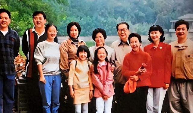 1997年，李鹏总理全家在玉泉山游玩，难得团聚，女儿女婿罕见出镜