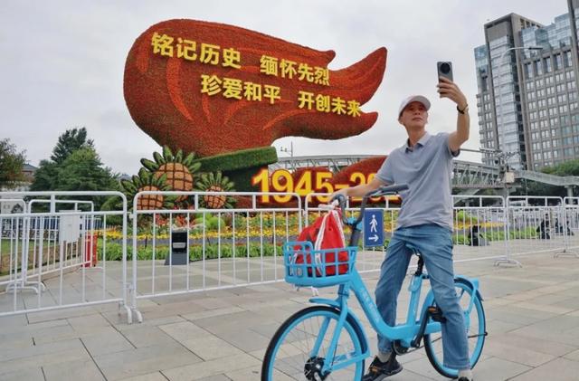 先睹为快！纪念抗战胜利80周年主题花坛搭建中→