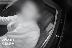 男子酒驾被查欲强行闯卡，当场“吨吨吨”喝下一瓶白酒：反正我是下车喝的酒图片