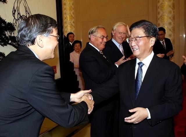 他是原上海市委书记，从政上海40年，65岁官至正国级，69岁病逝