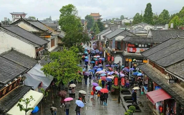 99%古镇长一个样，小吃纪念品全相同，老街失去原有灵魂无人问津