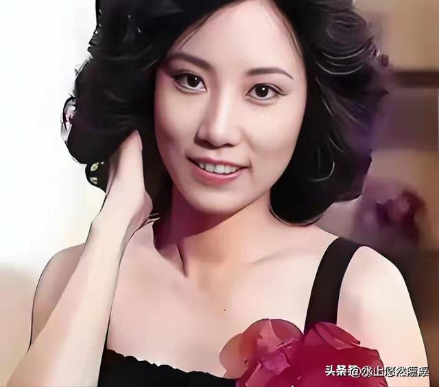 78岁连路都走不稳还开演唱会，全网骂声一片，她却扬言回馈粉丝