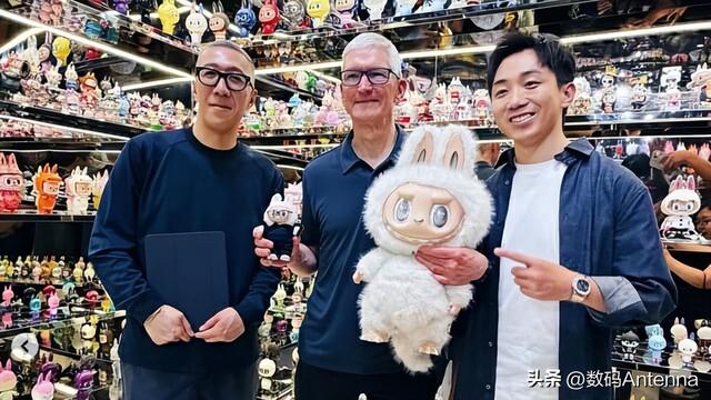 破圈了！苹果CEO库克遇 “Labubu分身”，手里还攥着iPhone 17？