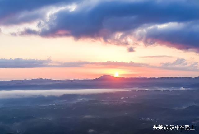 汉中云峰寺日出：金光照破雾千层，半是仙踪半是尘​！
