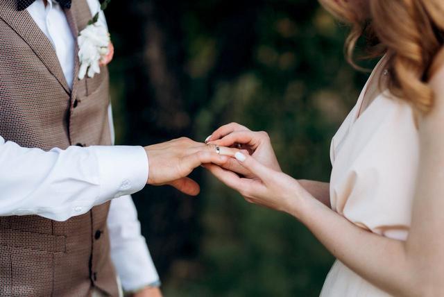 中国人结婚真相：10年爆跌50%，中国人为什么不愿意结婚？