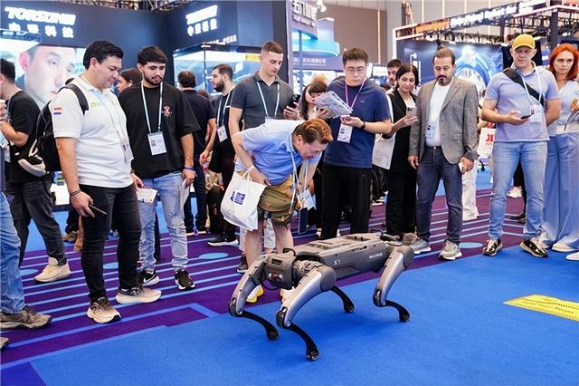 展现新质生产力全景 视源股份广交会呈现AI赋能机器人、办公与教育创新成果