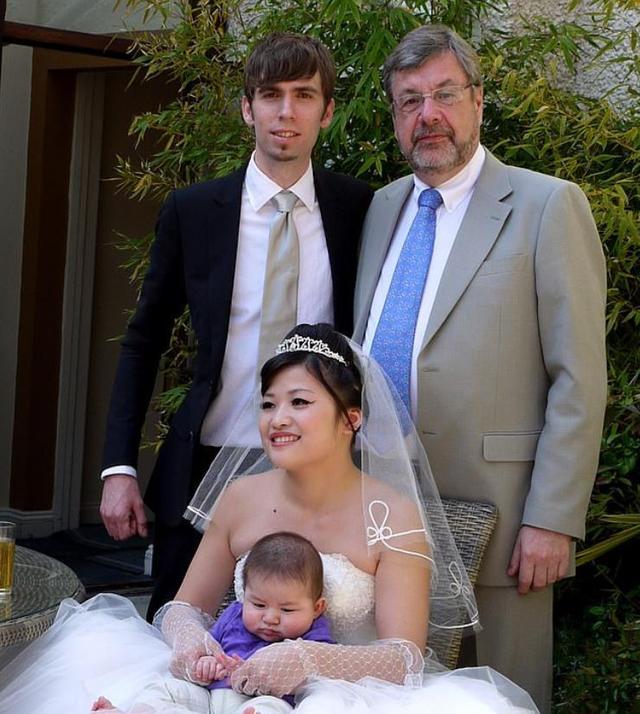 湖北打工妹嫁给英国高管，生下2个混血宝宝，婚后8年持刀捅死丈夫