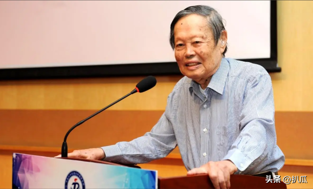杨振宁葬礼刚结束，恶心的一幕就出现了！遗体盖国旗都被人质疑