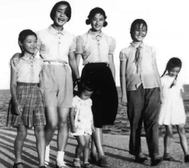17岁嫁54岁将军，结婚32年怀孕16次，死后葬八宝山，名字家喻户晓