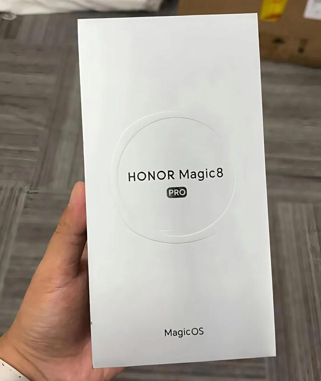 解禁外观！荣耀Magic8Pro真机实拍，坚持微曲面屏，真机已到店