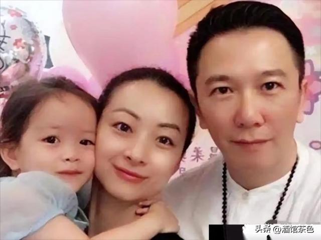 演员温兆伦现状：定居北京，61岁不显老依然帅气，10岁女儿很漂亮