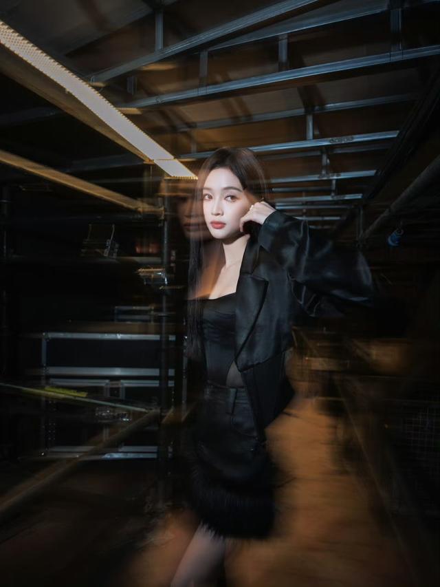 吴宣仪御姐范写真，黑色长筒靴穿搭霸气十足