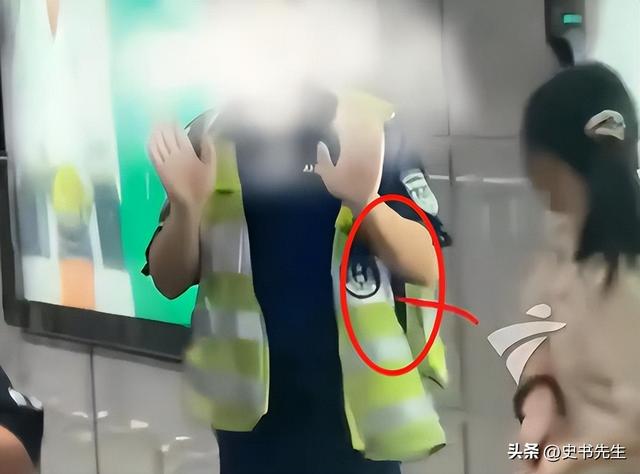 女子地铁殴打安检员后续：真容曝光，当事人获表扬，下场大快人心