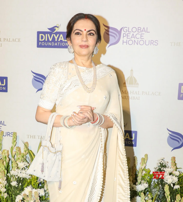 亚洲首富小儿媳和大伯哥曝炸裂丑闻？多次含情脉脉牵手摸腰