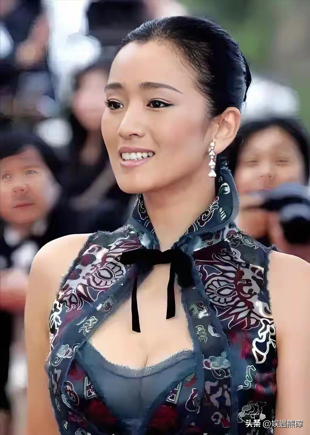 天呐！巩俐这身材太惊艳了，胸围几乎到肚脐，状态却依旧十分亮眼