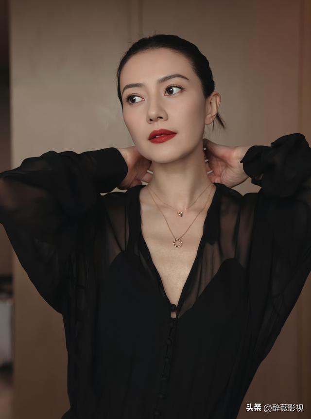 40多岁的她，开始走性感路线了？透视黑纱、性感诱惑，变化太大！