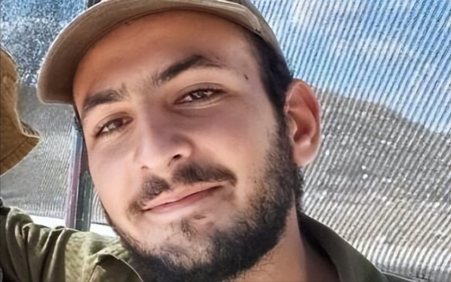 阵亡士兵家属将墓碑抬至以军总部抗议：他将人生浪费在可憎的国家