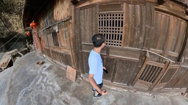 重庆綦江大山深处发现岩洞人家，几代人逍遥自在生活近百年