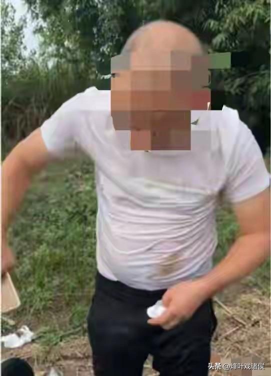 命悬一线！男子开奔驰坠落嘉陵江 水深10米，营救者一个动作救了他