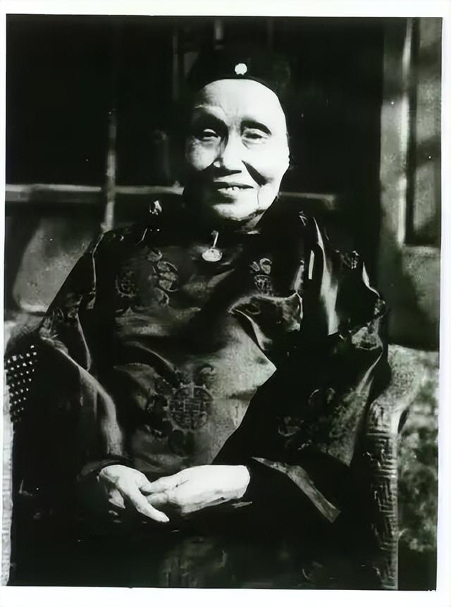 1941年，曾纪芬晚年一张珍贵留影，她虽年事已高，却依旧精神矍铄