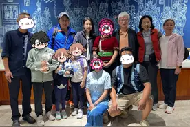 郭晶晶一家8口出游，朱玲玲搂郭妈合影，一旁罗康瑞笑得一脸慈祥图片
