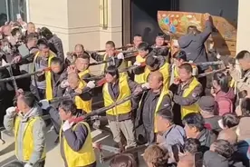 网红"临西勇哥"母亲去世 ! 豪华棺椁刻八仙过海 , 64人抬棺重达7000斤图片