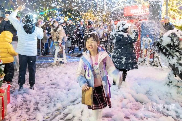 打卡10米许愿池、登顶320米高空摇铃，快来这里解锁城市冬日新玩法→