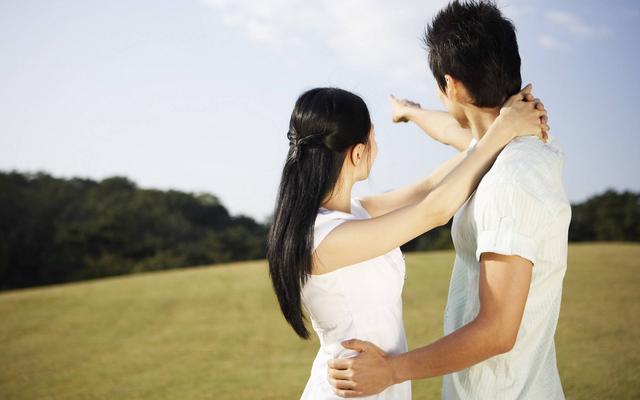女子假装未婚诈骗11万余元后怕暴露，在朋友圈发布死讯，男子携家人参加其葬礼发现还活着！法院判了