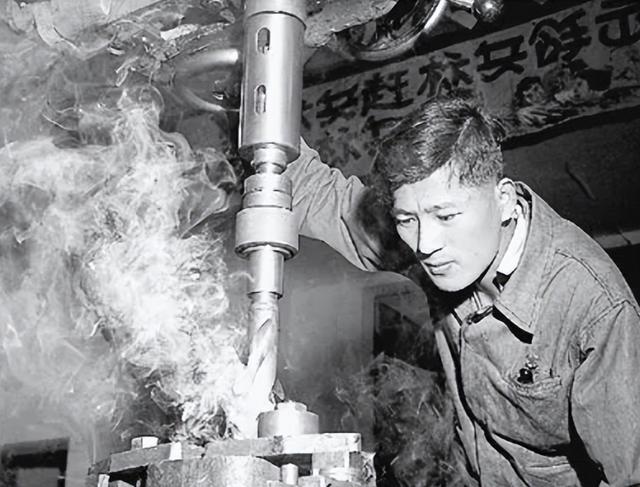 他曾担任三个直辖市的市委书记	，40岁副国级，43岁粉碎一起阴谋