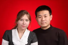 俄罗斯美女网恋河北小伙，结婚11年生4个混血宝宝，还拿中国绿卡图片