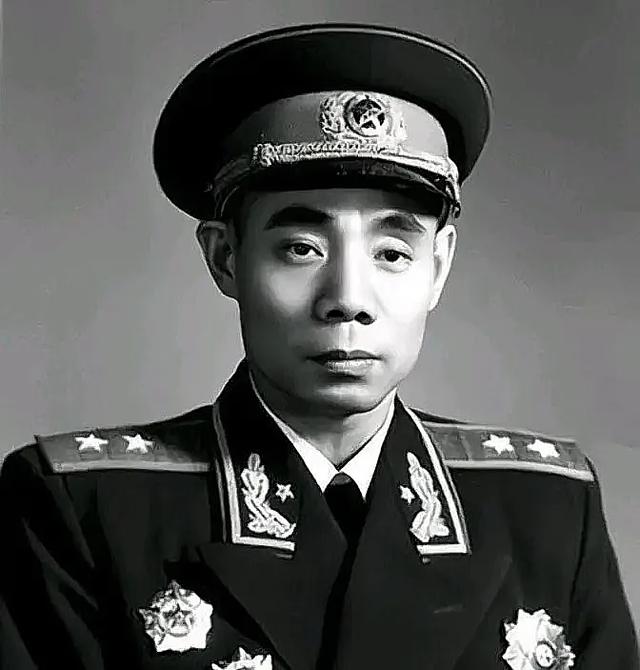 吴信泉被授予中将军衔，妻子为他军衔打抱不平，他却怒斥不许提！