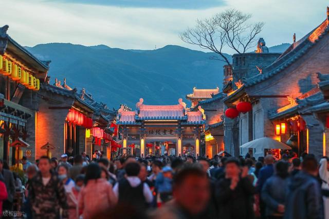 会开完了！未来十年，钱和人往哪流？普通人该咋办？