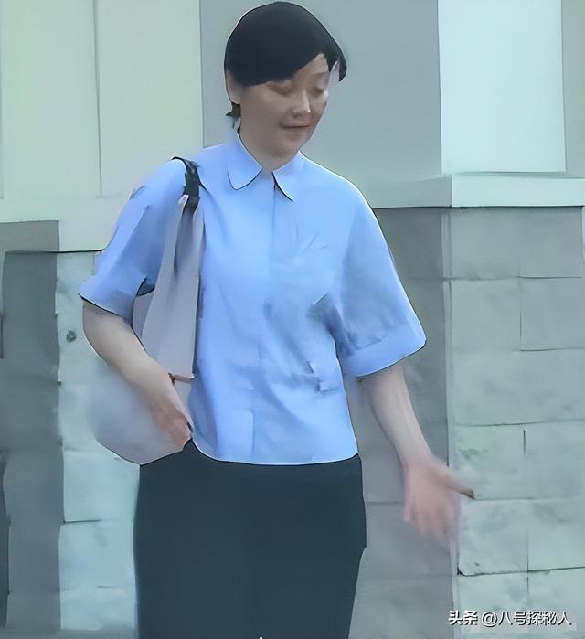 徐帆回应离婚5个月	，冯小刚近况曝光，他的“小心思”再藏不住了