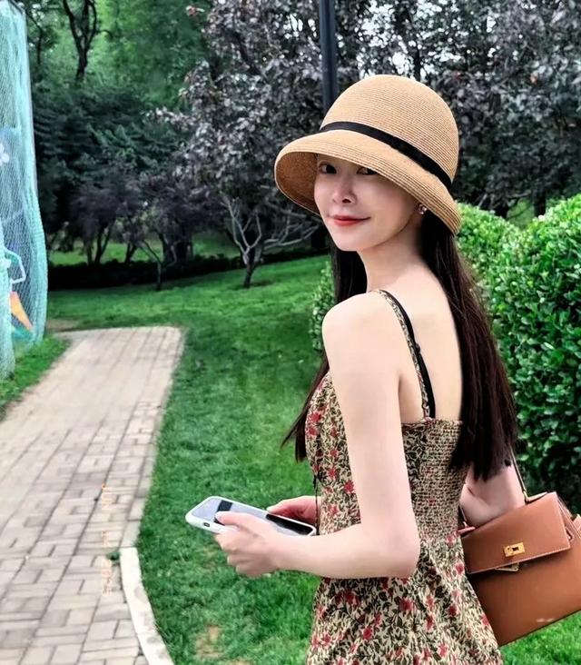 宋轶在公园被偶遇，这臀腰比真的绝了，比电视上见到的都要美！ ​