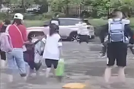 暴雨突袭大庆 家长变“摆渡人”背孩子蹚水回家 这一幕让人动容图片